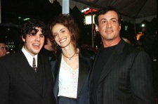 Sage Stallone junto a Amy Brenneman y su famoso padre en 1996 durante la premier de "Daylight"